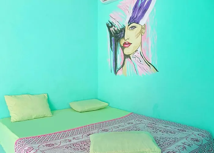 Blue Bird فندق *